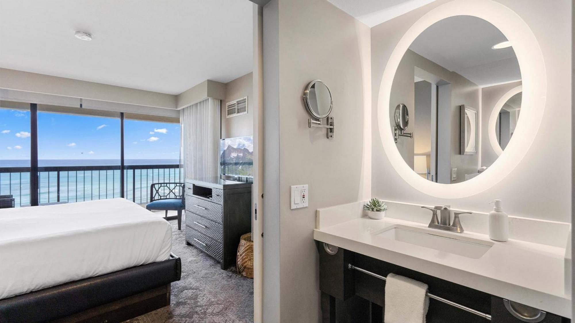 Luxury Oceanfront 2 Bedroom Apartment At Waikiki Beach Tower هونولولو المظهر الخارجي الصورة
